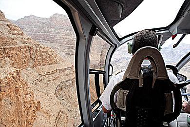 《光与影：33号远征队》提醒玩家警惕虚假玩具销售骗局